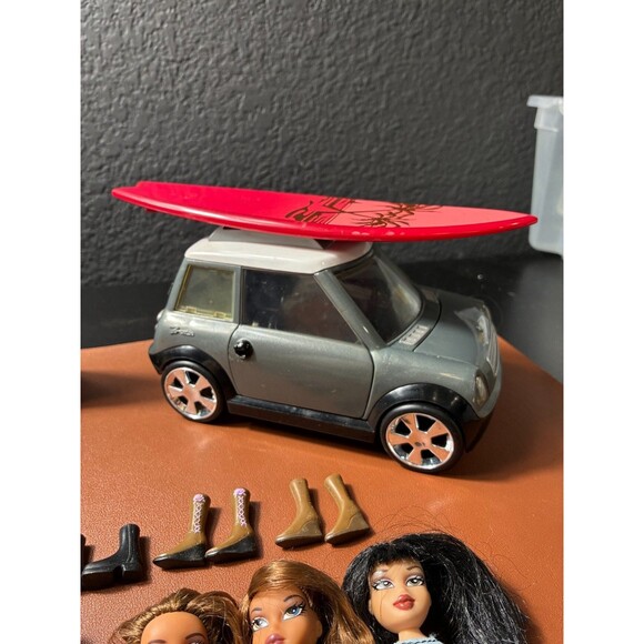 Bratz Doll Lot with Mini Car, Surfboard, Accessories, Clothes and 7 Dolls - Picture 6 of 7